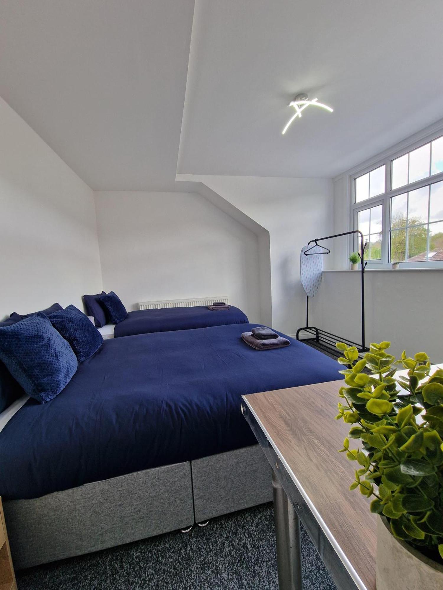 Stylish 4 Double Bedroom House In Bradford, Views Of Hillside And Parking Shipley  Exterior foto