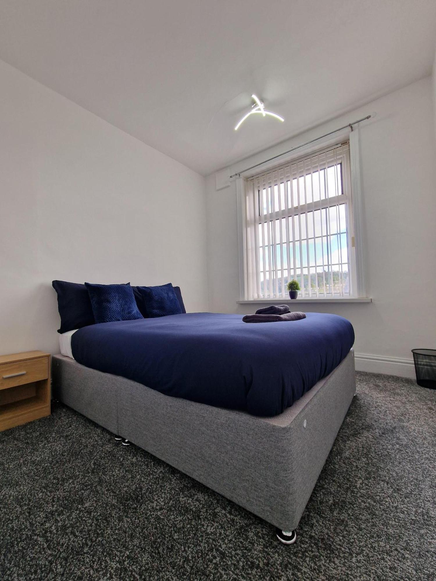 Stylish 4 Double Bedroom House In Bradford, Views Of Hillside And Parking Shipley  Exterior foto