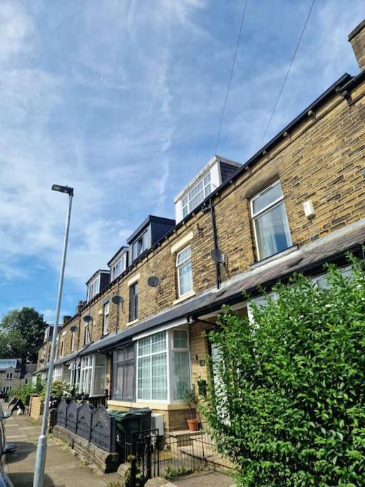 Stylish 4 Double Bedroom House In Bradford, Views Of Hillside And Parking Shipley  Exterior foto